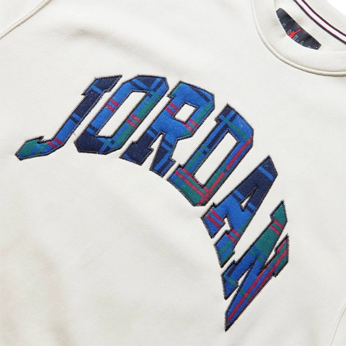 Air Jordan ESSENTIAL HOLIDAY PLAID FLEECE CREW - Image 2